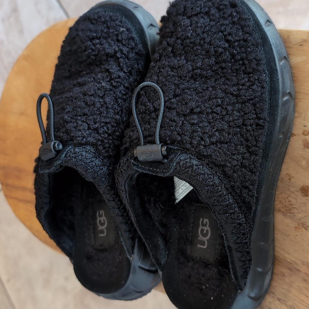 UGG Sherpa slipper size 6.5